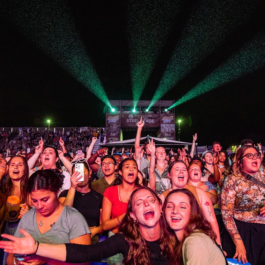 PIC_crowd_850x850
